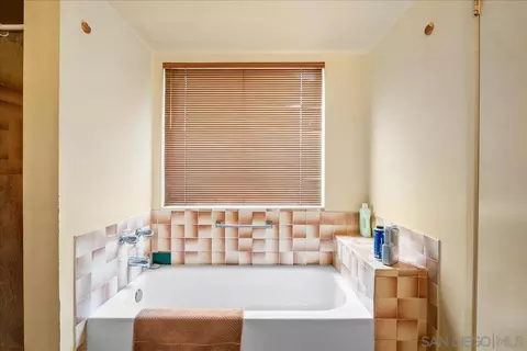Bath - 334 Cedar Rd, Vista, CA 92083 photo 3 of 3