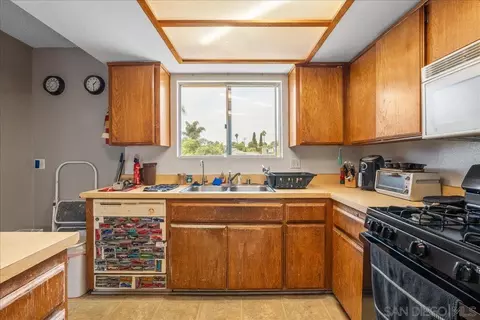 Kitchen - 334 Cedar Rd, Vista, CA 92083 photo 3 of 3