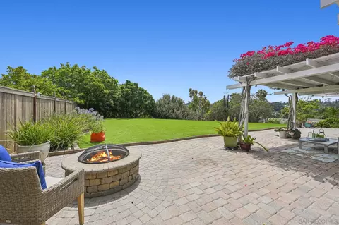 Exterior - 602 Hollyridge Dr, Encinitas, CA 92024 photo 3 of 10