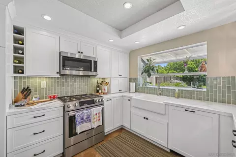 Kitchen - 602 Hollyridge Dr, Encinitas, CA 92024 photo 3 of 5