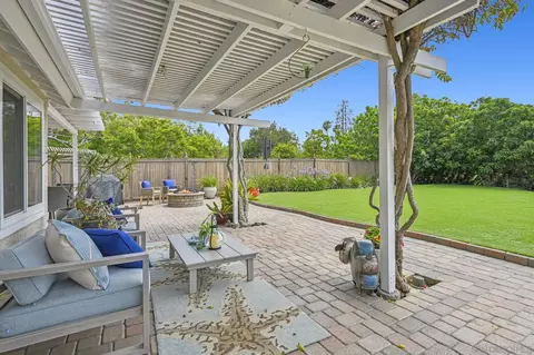 Exterior - 602 Hollyridge Dr, Encinitas, CA 92024 photo 5 of 10
