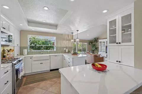 Kitchen - 602 Hollyridge Dr, Encinitas, CA 92024 photo 2 of 5