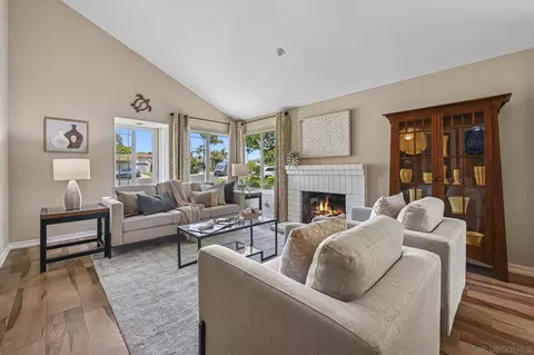 Living - 602 Hollyridge Dr, Encinitas, CA 92024 photo 2 of 5
