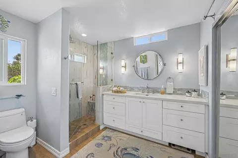 Bath - 602 Hollyridge Dr, Encinitas, CA 92024 photo 2 of 4