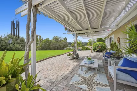 Exterior - 602 Hollyridge Dr, Encinitas, CA 92024 photo 4 of 10