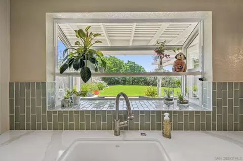 Kitchen - 602 Hollyridge Dr, Encinitas, CA 92024 photo 4 of 5