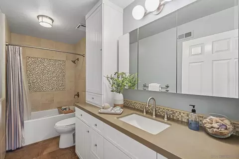 Bath - 602 Hollyridge Dr, Encinitas, CA 92024 photo 1 of 4