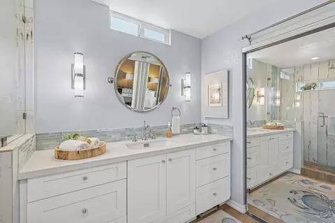 Bath - 602 Hollyridge Dr, Encinitas, CA 92024 photo 3 of 4