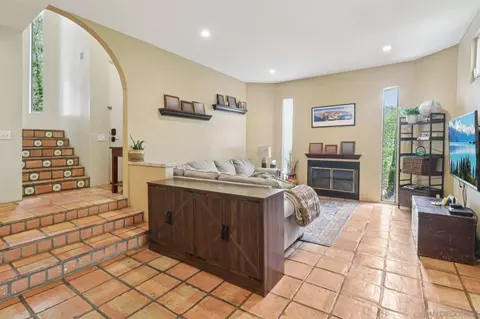 8358 Gilman Dr, La Jolla, CA 92037 photo 7