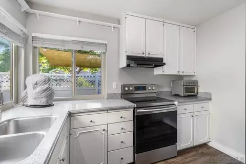 Kitchen - 220 Eveningside Gln, Escondido, CA 92026 photo 6 of 6