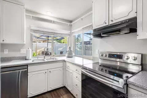 Kitchen - 220 Eveningside Gln, Escondido, CA 92026 photo 4 of 6