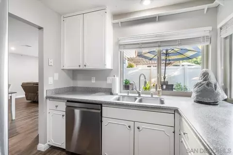 Kitchen - 220 Eveningside Gln, Escondido, CA 92026 photo 5 of 6