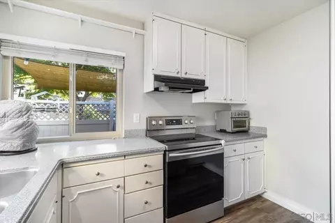 Kitchen - 220 Eveningside Gln, Escondido, CA 92026 photo 2 of 6