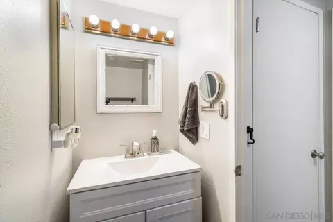 Bath - 220 Eveningside Gln, Escondido, CA 92026 photo 1 of 4