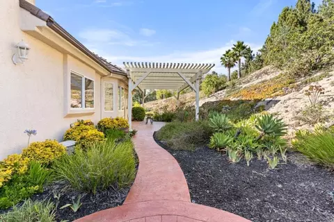 Exterior - 246 Yucca Rd, Fallbrook, CA 92028 photo 5 of 11