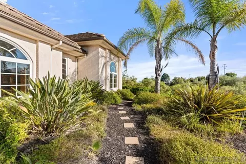 Exterior - 246 Yucca Rd, Fallbrook, CA 92028 photo 4 of 11