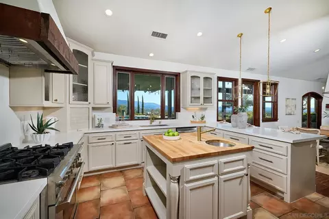 Kitchen - 38408 Mesa Rd, Temecula, CA 92592 photo 3 of 6