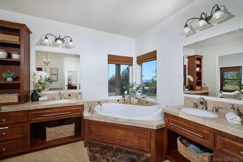 Bath - 38408 Mesa Rd, Temecula, CA 92592 photo 2 of 5