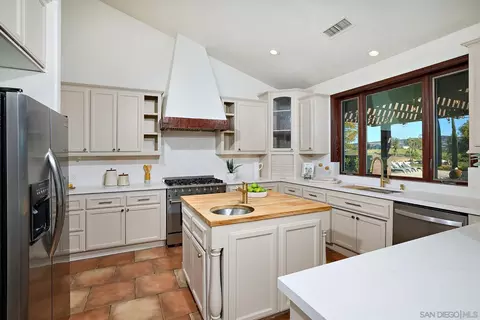 Kitchen - 38408 Mesa Rd, Temecula, CA 92592 photo 4 of 6