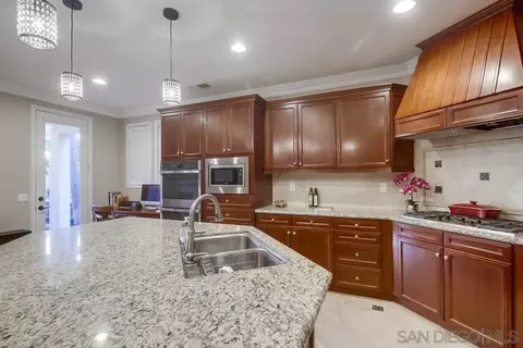 Kitchen - 2879 S Compass Cir, Chula Vista, CA 91914 photo 5 of 6