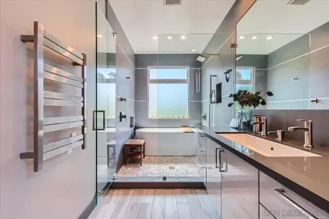 Bath - 4359 Date Ave, La Mesa, CA 91941 photo 2 of 4