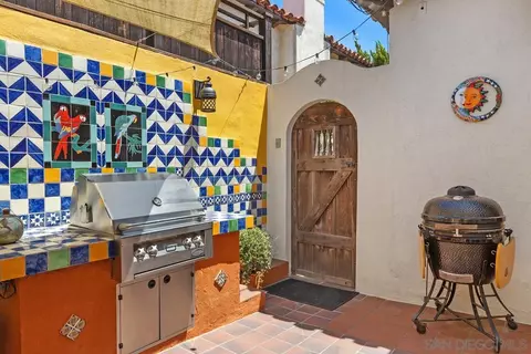 Exterior - 2755 Eagle St, San Diego, CA 92103 photo 5 of 10