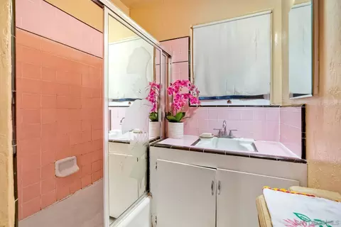 Bath - 759 W 10th Ave, Escondido, CA 92025 photo 2 of 3