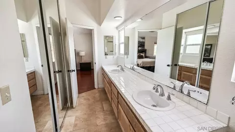 Bath - 27468 Rosebay Ct, Temecula, CA 92591 photo 4 of 7