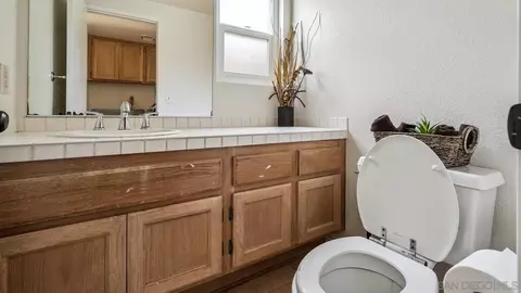Bath - 27468 Rosebay Ct, Temecula, CA 92591 photo 6 of 7