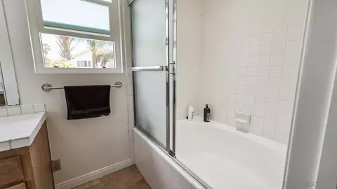 Bath - 27468 Rosebay Ct, Temecula, CA 92591 photo 3 of 7