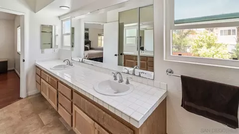 Bath - 27468 Rosebay Ct, Temecula, CA 92591 photo 5 of 7