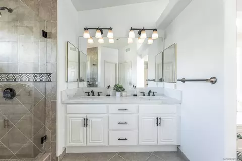 Bath - 13635 Janeen Pl, Poway, CA 92064 photo 2 of 4