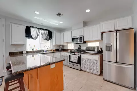 Kitchen - 114 Cityscape Gln, Escondido, CA 92027 photo 5 of 8