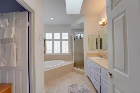 Bath - 114 Cityscape Gln, Escondido, CA 92027 photo 2 of 8