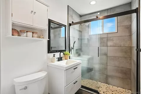 Bath - 1622 Cherry Pl, Escondido, CA 92027 photo 1 of 2