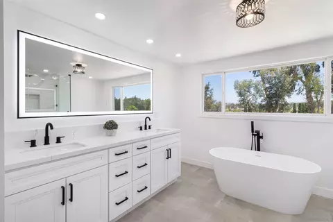 Bath - 2008 Arboles Pl, Escondido, CA 92029 photo 3 of 9