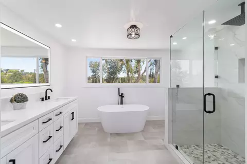 Bath - 2008 Arboles Pl, Escondido, CA 92029 photo 1 of 9