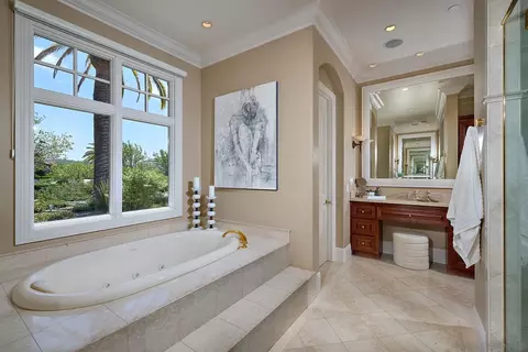 Bath - 14460 Cheyenne Trl, Poway, CA 92064 photo 2 of 7