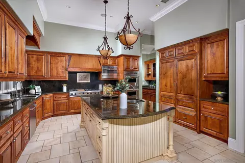 Kitchen - 14460 Cheyenne Trl, Poway, CA 92064 photo 2 of 4