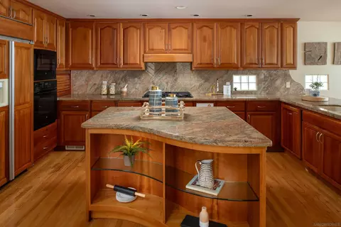 6675 Neptune Pl, La Jolla, CA 92037 photo 4