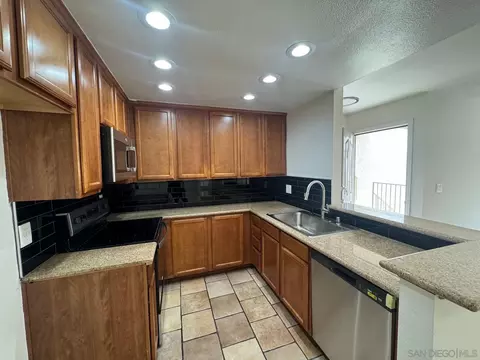 Kitchen - 432 Edgehill Ln #8, Oceanside, CA 92054 photo 1 of 3