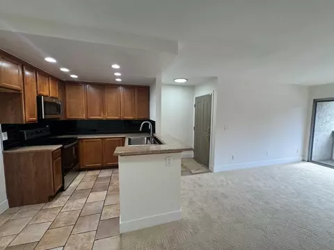 Kitchen - 432 Edgehill Ln #8, Oceanside, CA 92054 photo 2 of 3