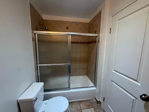 Bath - 432 Edgehill Ln #8, Oceanside, CA 92054 photo 2 of 2