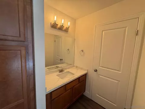 Bath - 432 Edgehill Ln #8, Oceanside, CA 92054 photo 1 of 2