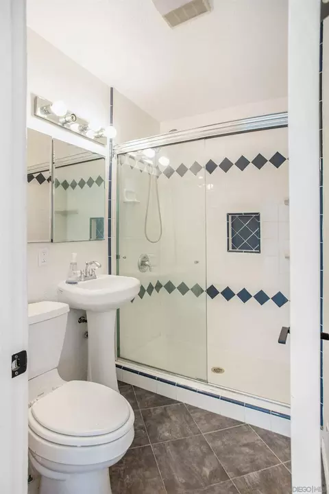 Bath - 634 Spruce Ave, Imperial Beach, CA 91932 photo 2 of 2
