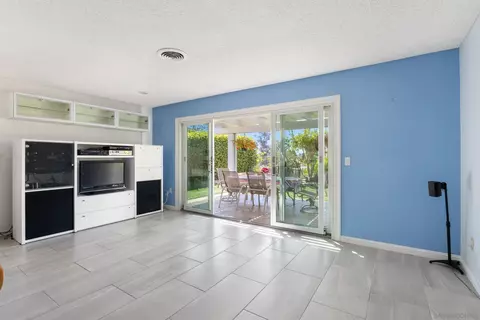 Living - 1501 Valleda Ln, Encinitas, CA 92024 photo 4 of 6