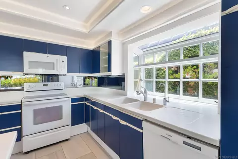 Kitchen - 1501 Valleda Ln, Encinitas, CA 92024 photo 5 of 5