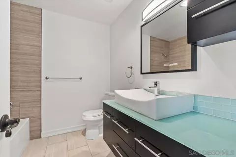 Bath - 638 E Solana Cir, Solana Beach, CA 92075 photo 1 of 3