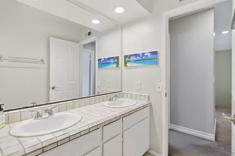 Bath - 12988 Triumph Dr, Poway, CA 92064 photo 7 of 10