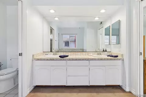 Bath - 12988 Triumph Dr, Poway, CA 92064 photo 3 of 10